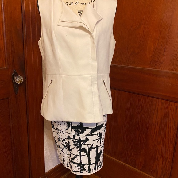 Asymmetrical Sleeveless Zip Top - Picture 6 of 12